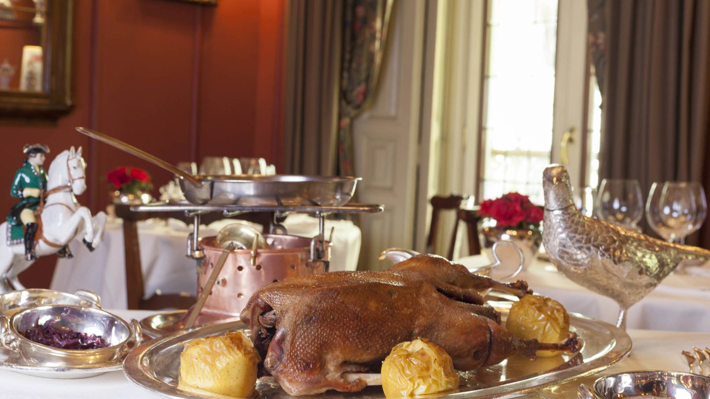 Muchos de los platos se terminar de servir en sala, como el asado de ganso que se trincha delante de la mesa.