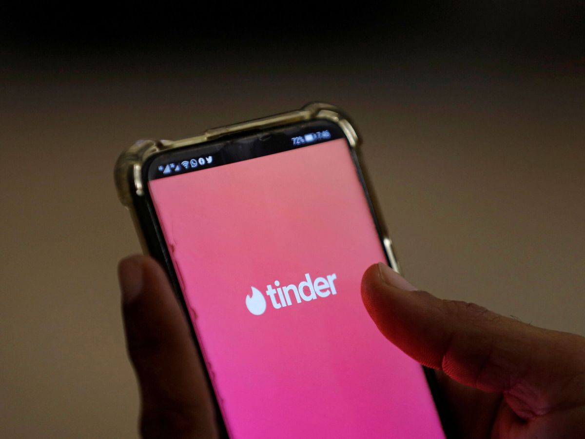 Foto: El logo de Tinder en un teléfono móvil. (Reuters/Akhtar Soomro)