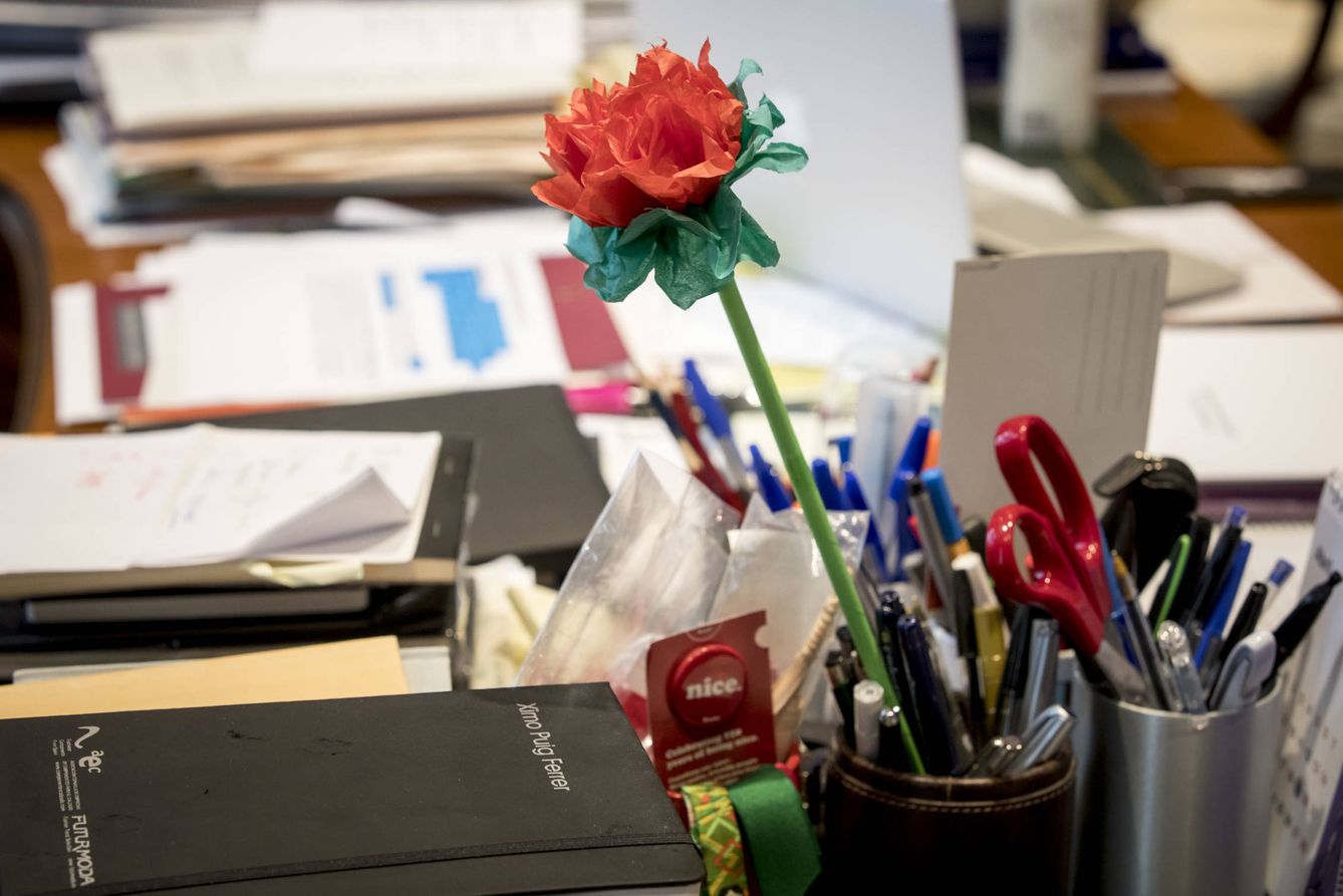 Una rosa de papel en el despacho de Ximo Puig. (Miguel Lorenzo)