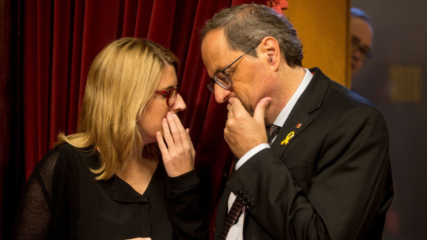 El presidente de la Generalitat, Quim Torra, habla con Elsa Artadi. (EFE)