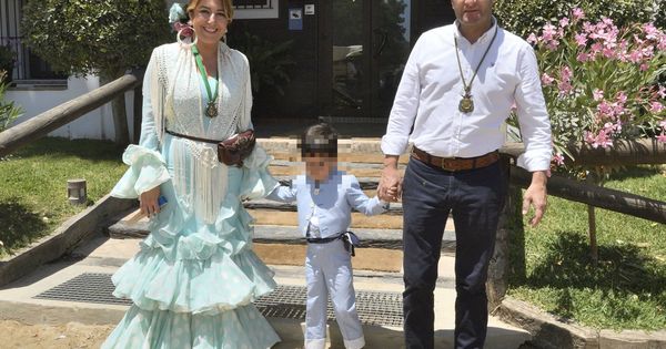 Foto: Susana Díaz, su marido José María Moriche y su hijo mayor. (Cordon Press)