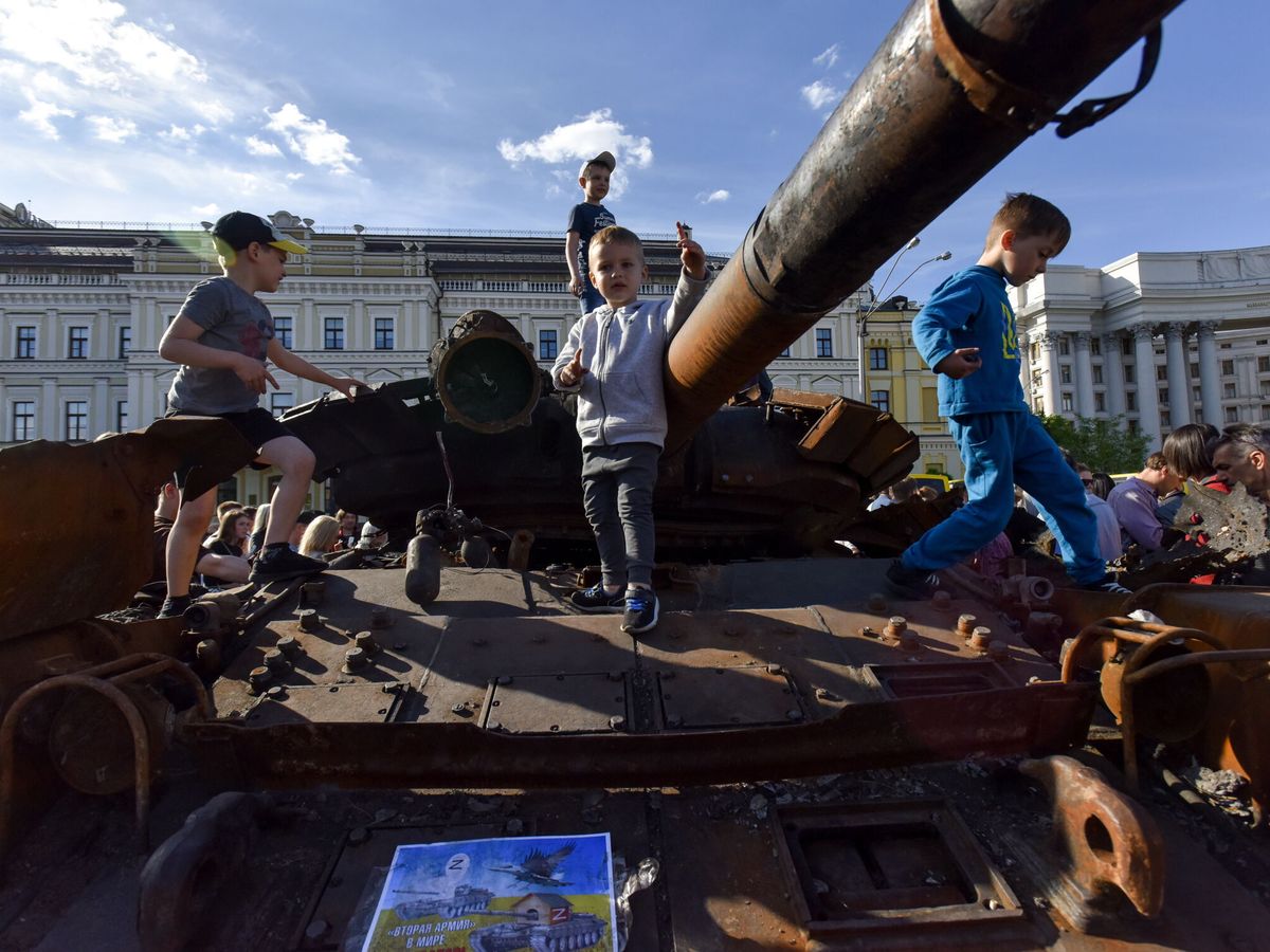 Foto: Niños juegan con un tanque ruso expuesto en la plaza de Mykhailivska, en Kiev. (EFE/Oleg Petrasyuk) 