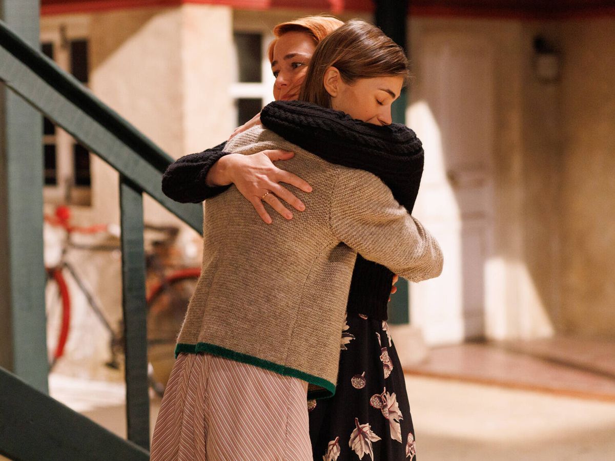 Foto: Marta y Antonia se abrazan en una imagen del capítulo 104 de 'La Moderna' (RTVE)