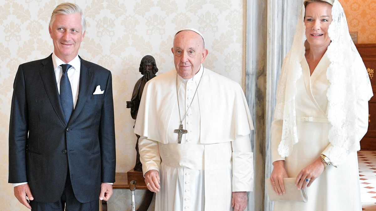 Matilde de Bélgica hace uso del 'privilegio de blanco': con mantilla para visitar al Papa