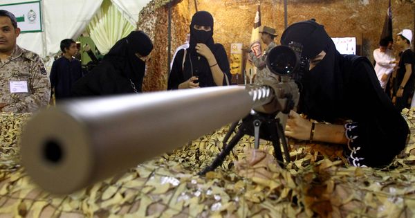 Foto: Una mujer prueba un arma en una feria en Abha, Arabia Saudí. (Reuters)