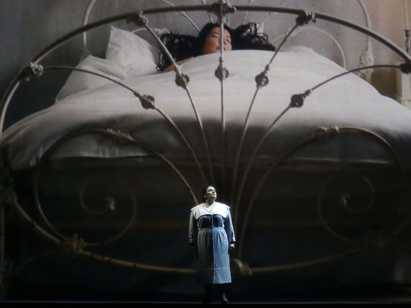 Un momento del espectáculo que Marina Abramovich le ha dedicado a Maria Callas en el Liceu de Barcelona. (EFE)