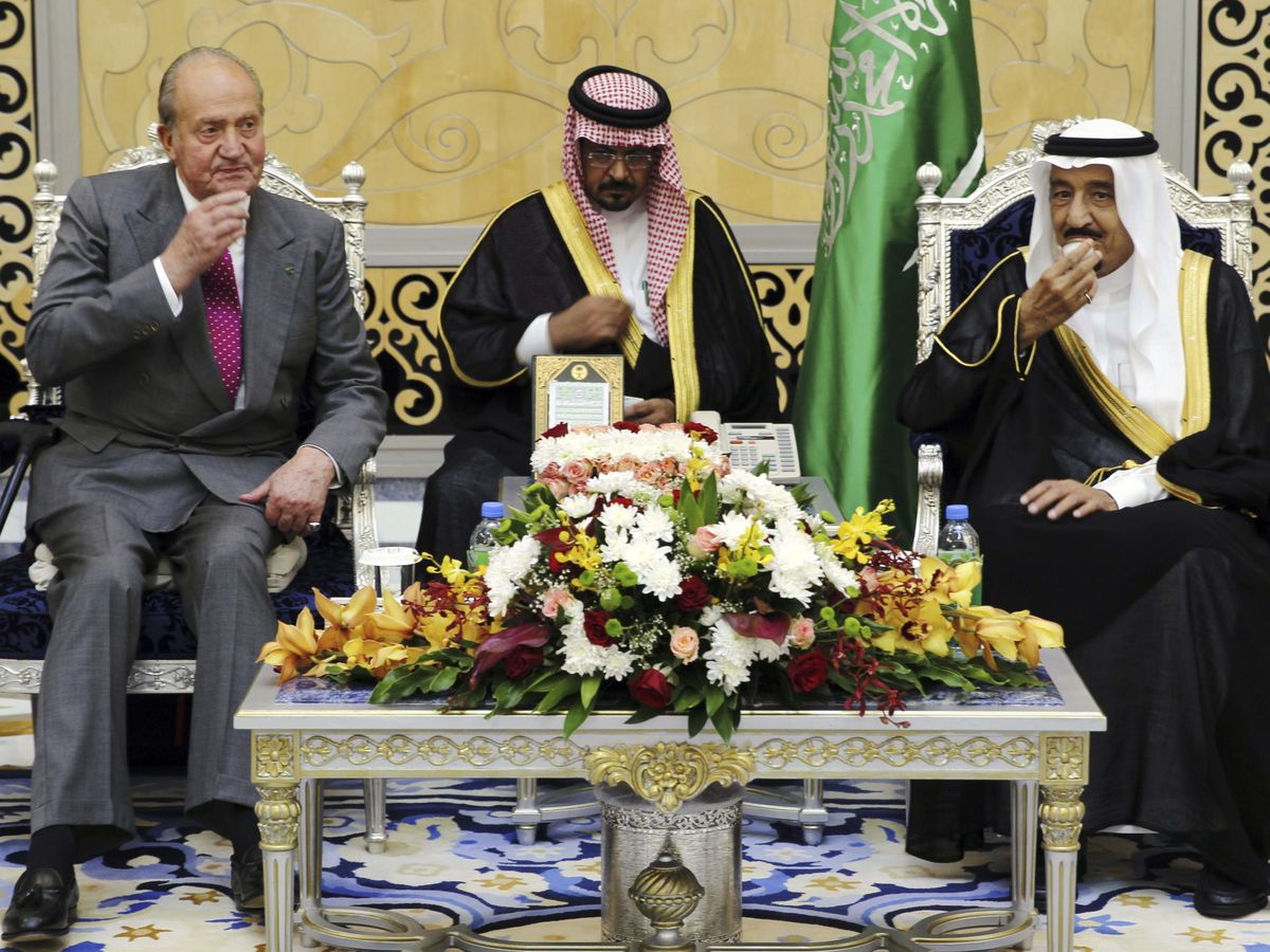Foto: El rey Juan Carlos, junto al rey de Arabia Saudí, Salman bin Abdul-Aziz Al Saud (d). (EFE)