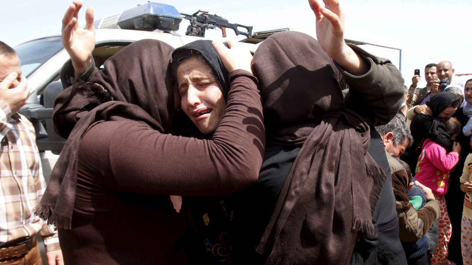 Foto: Miembros de la minoría yazidi lloran tras ser liberadas por el Estado Islámico (REUTERS)