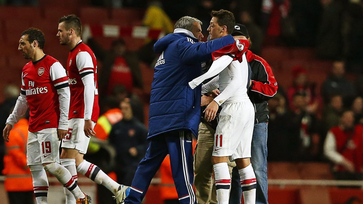 Özil 'olvida' sus rencillas con Mourinho regalándole la camiseta del Arsenal