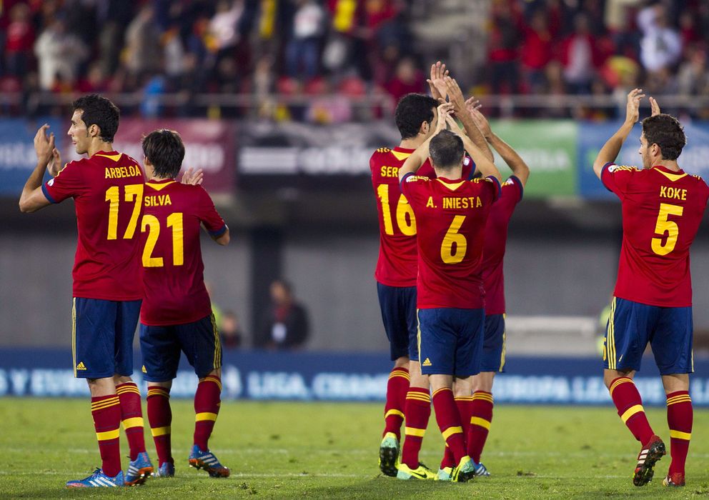 Foto: Varios jugadores de la Selección saludando al público de Son Moix. (EFE)