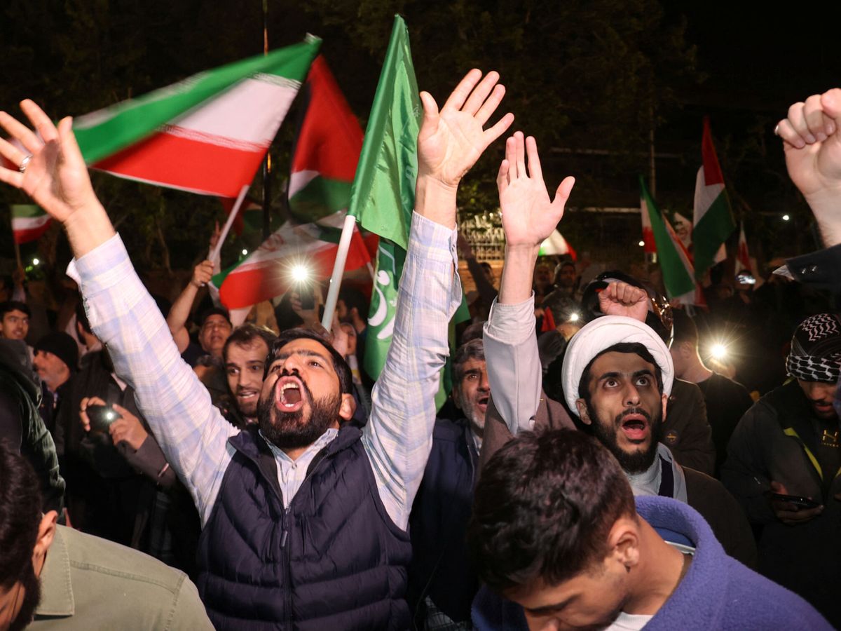 Foto: Protesta en Irán después del ataque con drones y misiles a Israel. (Reuters)
