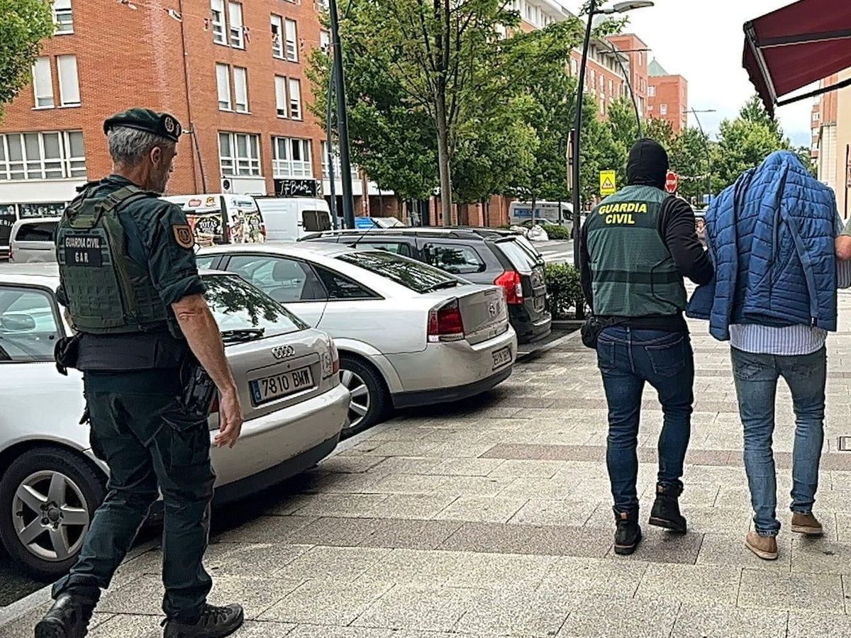 Foto: Agentes de la Guardia Civil con un detenido en imagen de archivo. (EFE/Guardia Civil)