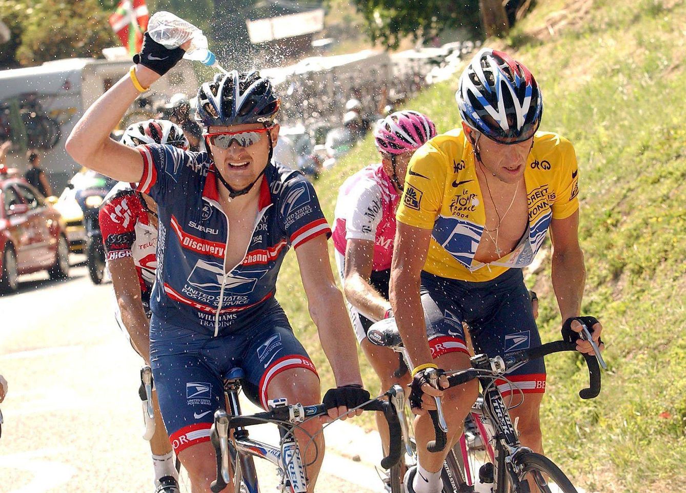 Floyd Landis, junto a Armstrong durante una ascensión en el Tour del 2003. (EFE)