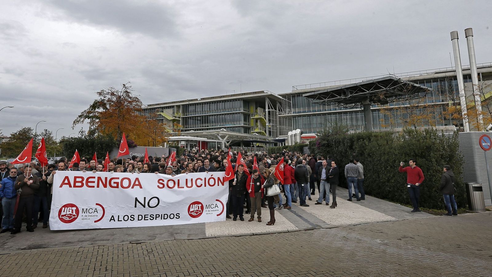 Foto:  Trabajadores de Abengoa concentrados en la puerta de la sede en Sevilla. (EFE)
