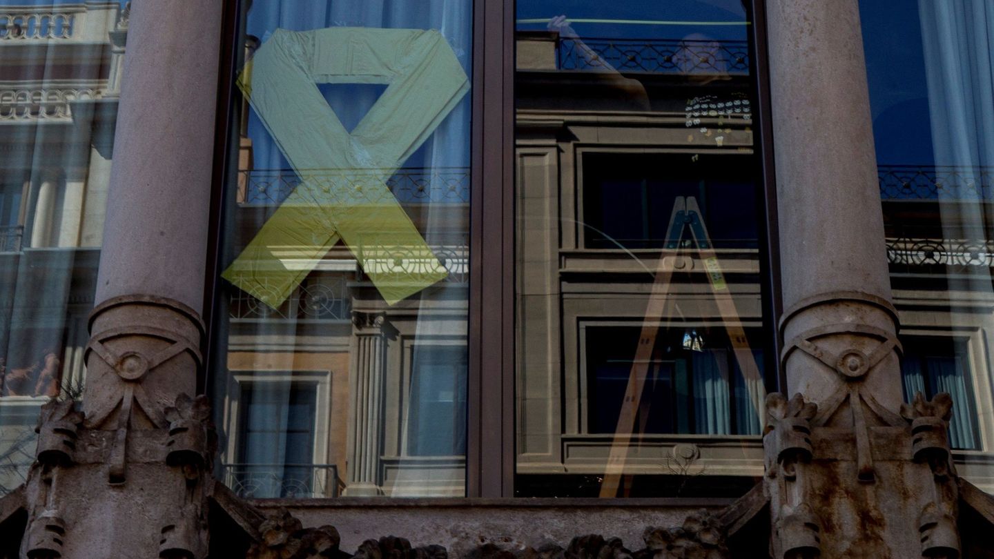 Un lazo amarillo, en la fachada del edificio de la Consellería de Economía de la Generalitat. (EFE)