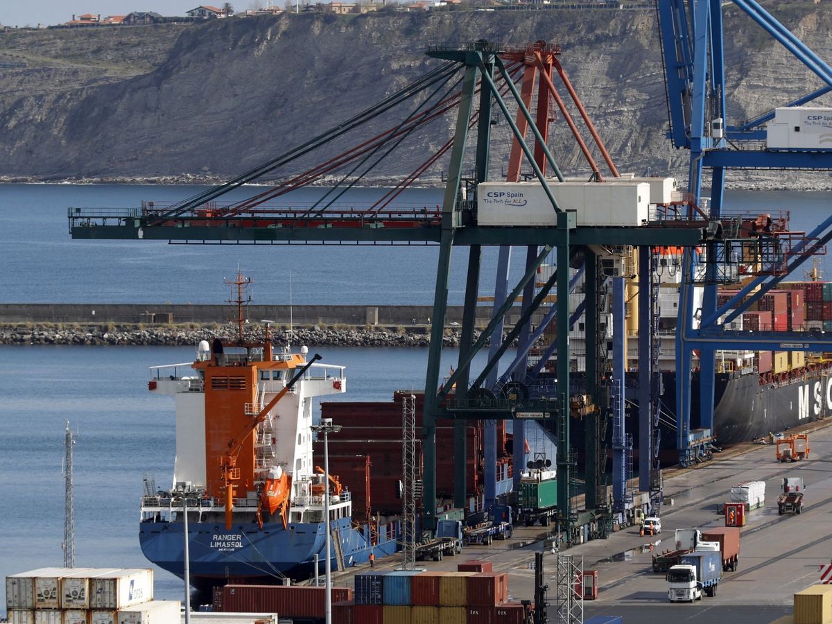 Foto: Una grúa descarga contenedores en el puerto de Bilbao. (EFE)