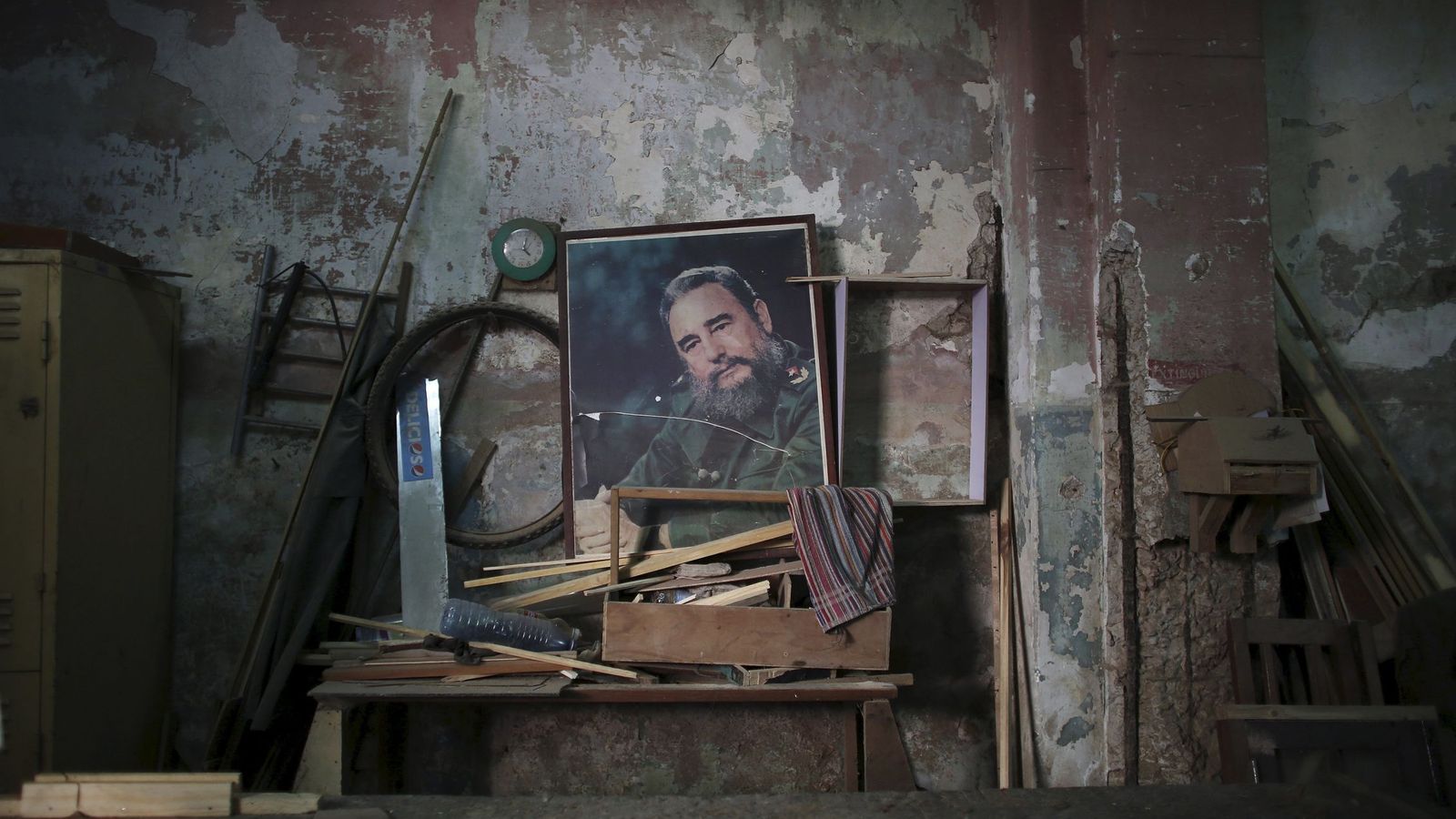 Foto: Retrato de Fidel Castro en el muro de una carpintería de La Habana, en abril de 2016 (Reuters)