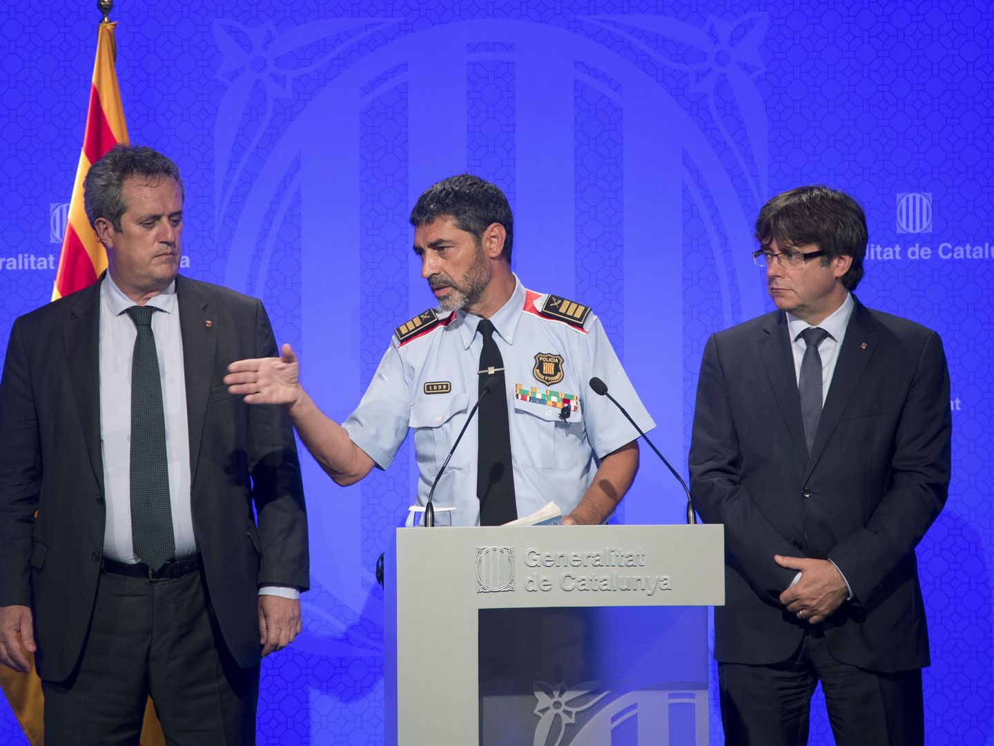 El presidente catalán, Carles Puigdemont (d), junto al 'conseller' de Interior, Joaquim Forn (i), y el mayor de los Mossos d'Esquadra, Josep Lluís Trapero (c). (EFE)