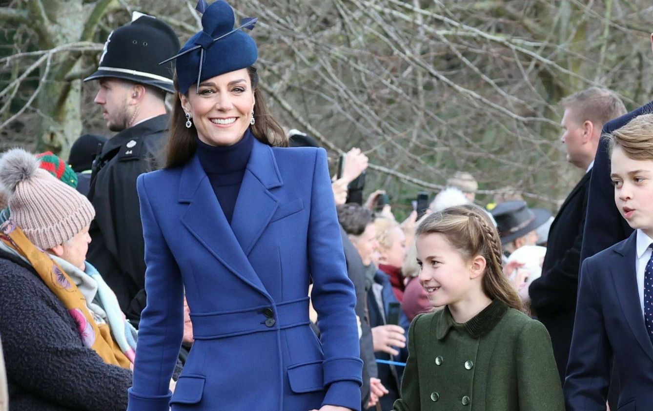 Kate Middleton con sus hijos, esta Navidad en Sandringham. (Cordon Press)