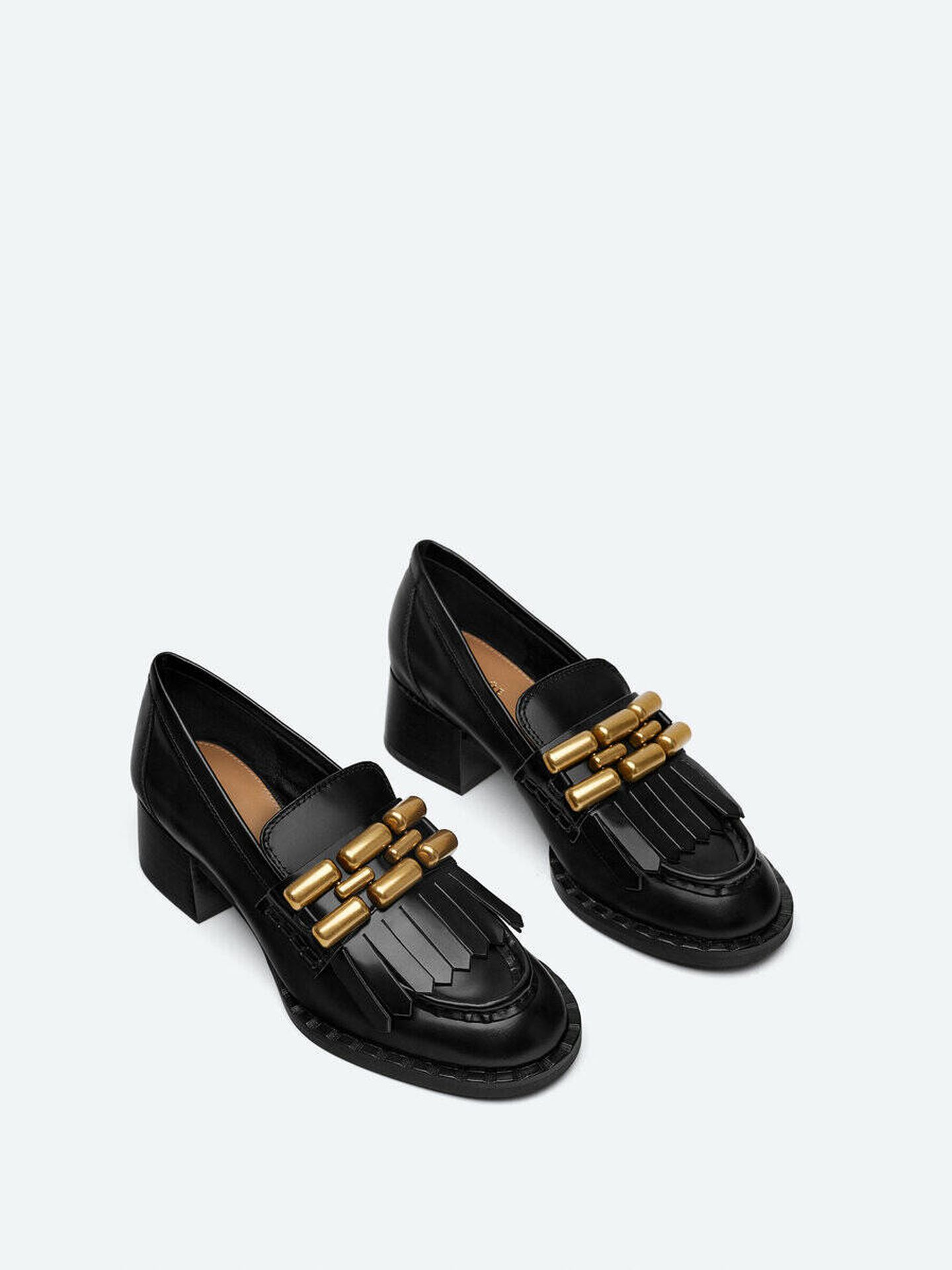 Los zapatos negros de Uterqüe. (Cortesía/Uterqüe)