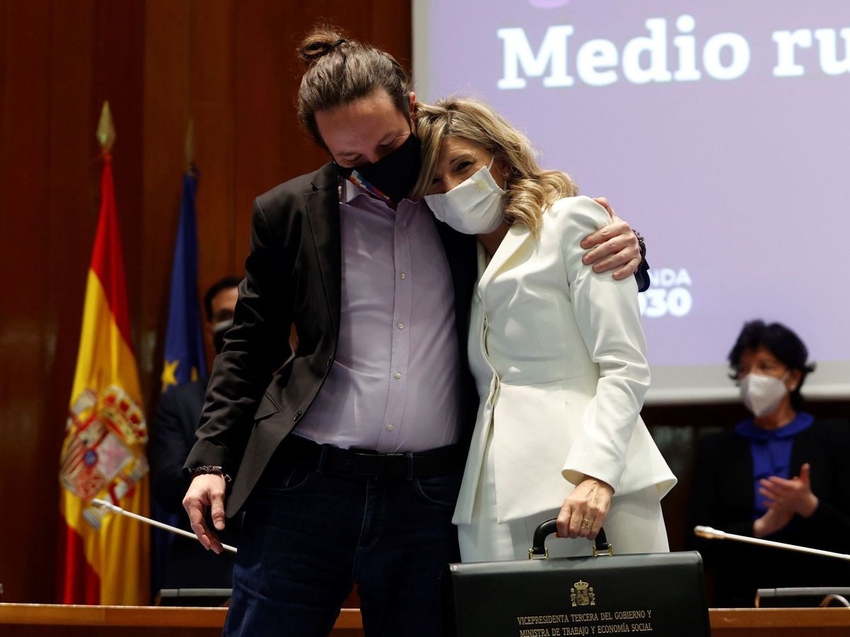 Foto: Pablo Iglesias abraza a Díaz en marzo de este año. (EFE/Mariscal)