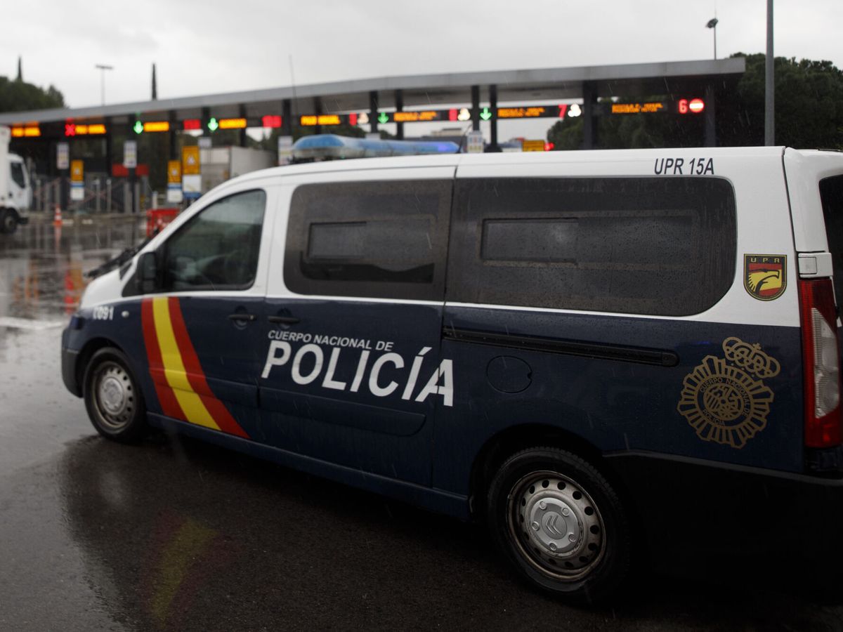 Foto: Un coche de la Policía Nacional, en una imagen de archivo. (EFE/Sergio Pérez)