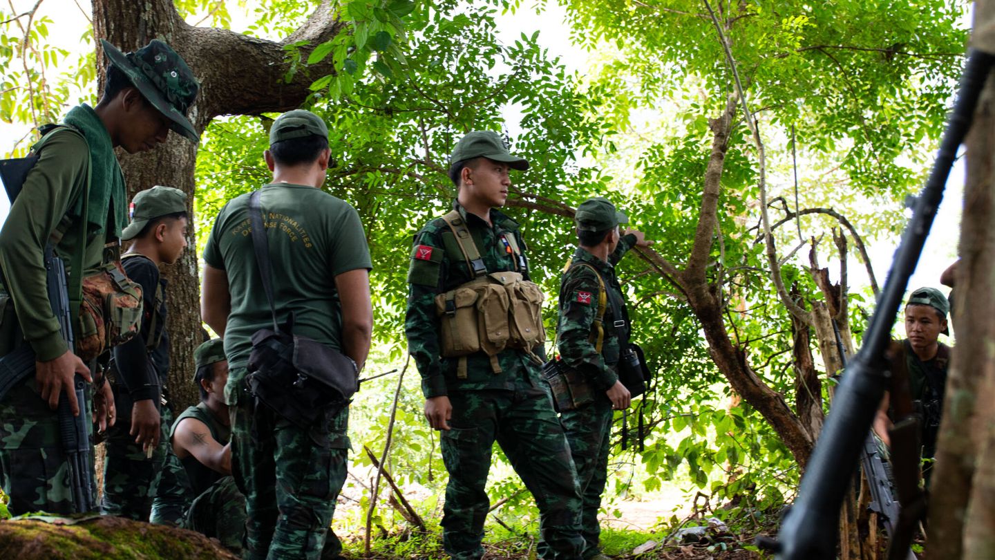 Un grupo de jóvenes milicianos karenni mantiene su posición en la jungla birmana. (A. P)