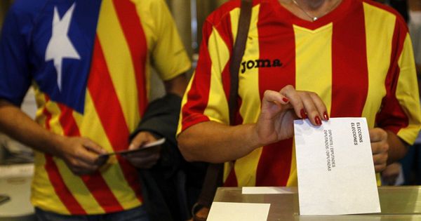 Foto: Una ciudadana deposita su voto en una mesa de un colegio electoral de Barcelona, en las elecciones de 2015. (EFE) 