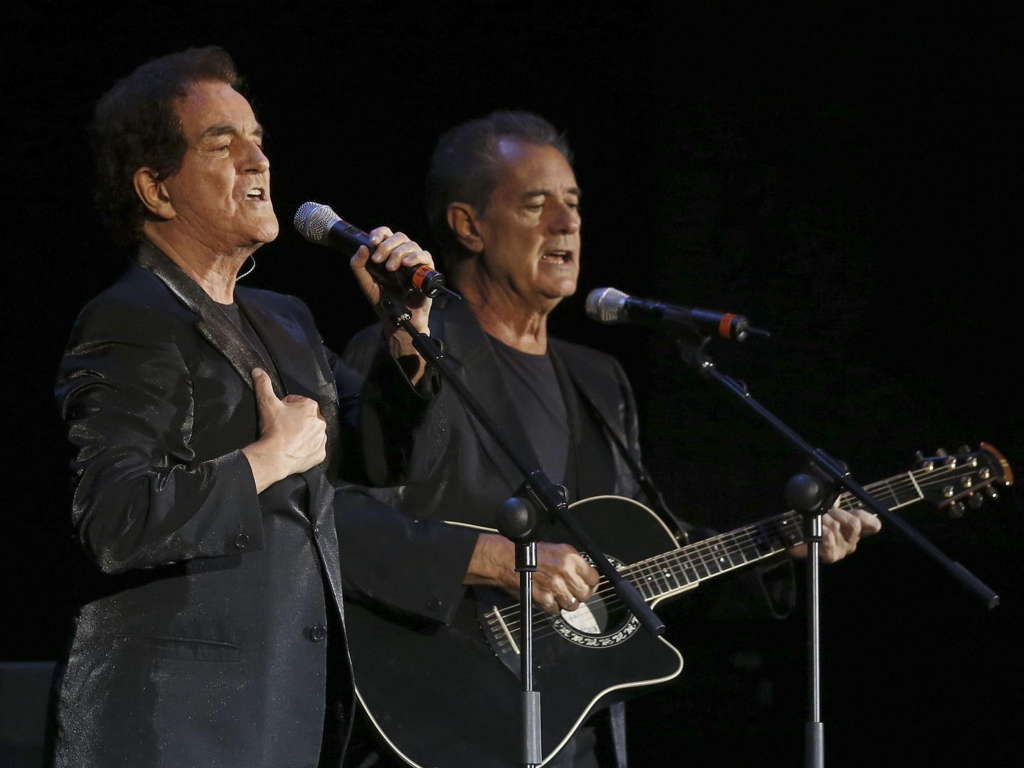 Los componentes del Dúo Dinámico, Manuel de la Calva y Ramón Arcusa, en un concierto en Madrid. (EFE)