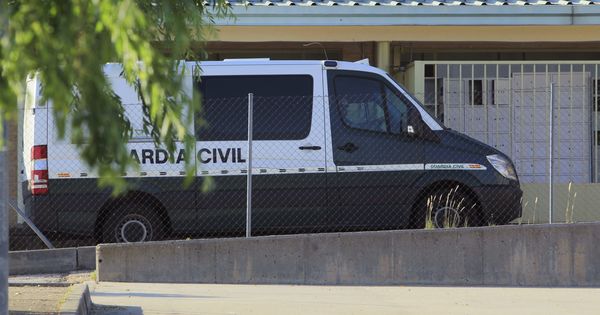 Foto: Furgón policial a las puertas de Soto del Real. (EFE)