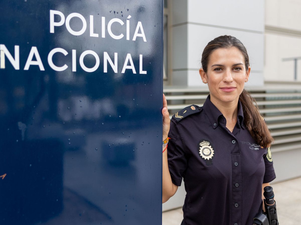 Foto: La agente de policía Silvia Garrido, adscrita al gabinete de prensa de la Dirección General de Policía. (EFE/Jero Morales)