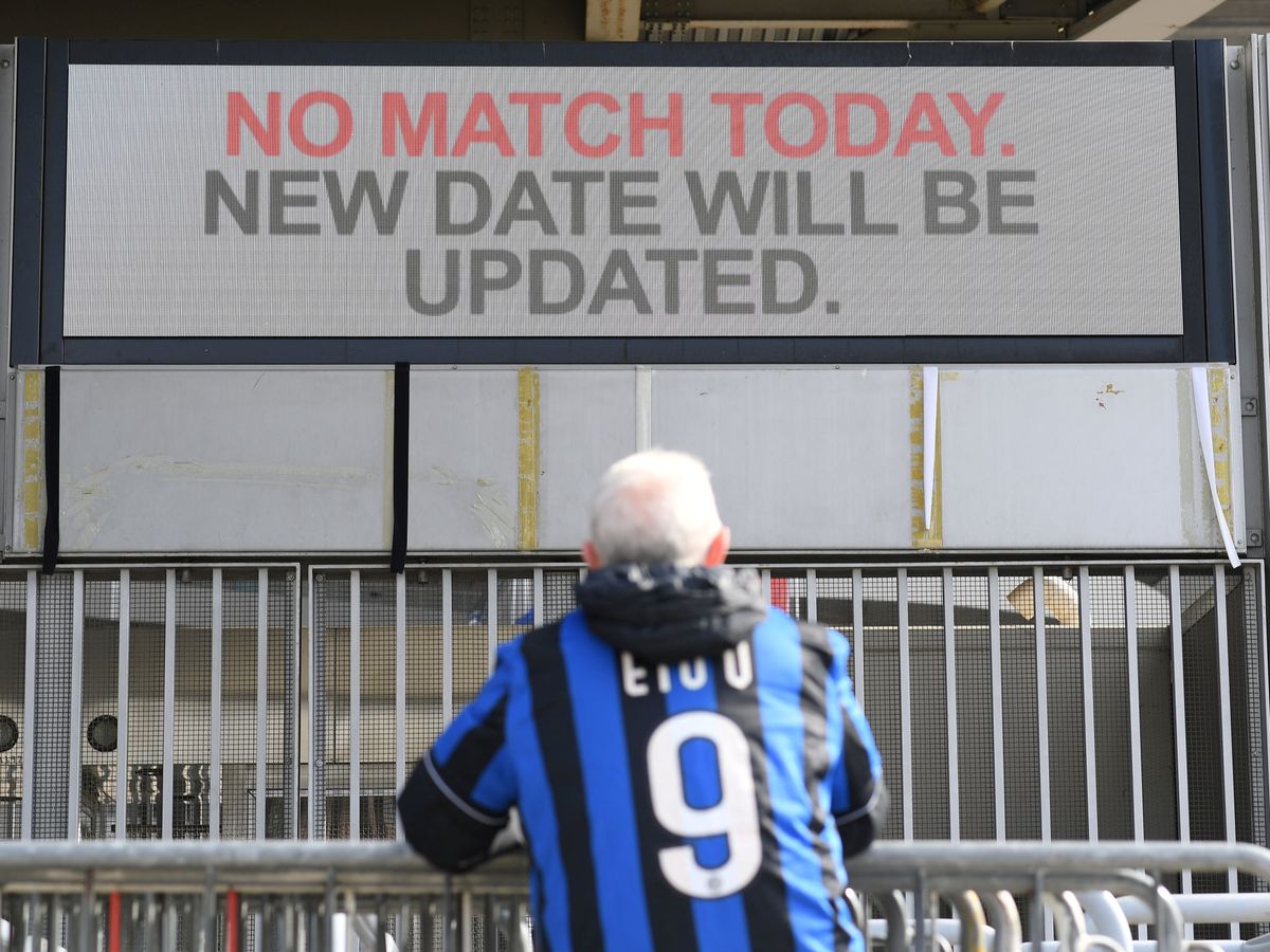 Foto: Un hombre mira un estadio en Milán. (Reuters)