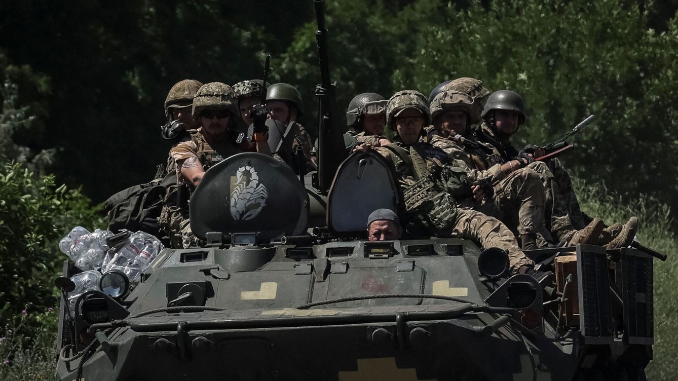 Foto: Miembros del servicio ucraniano montan un vehículo blindado, en la región de Donetsk. (Reuters/Gleb Garanich)