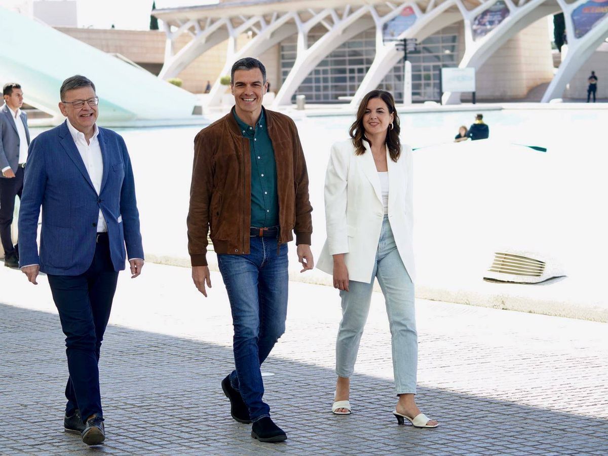 Foto: Ximo Puig, Pedro Sánchez y Sandra Gómez. 