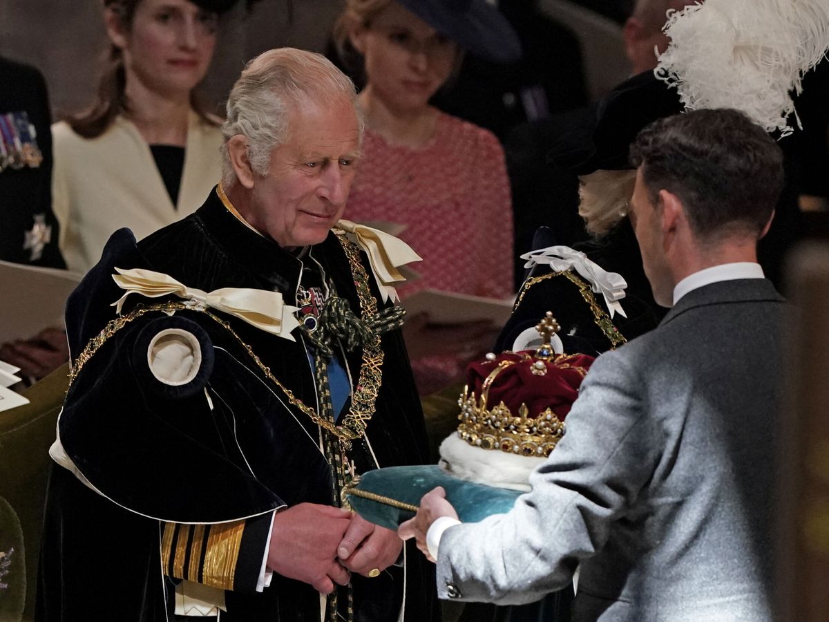 Foto: El rey Carlos III, recibido con la corona de Escocia. (Reuters/Pool/Andrew Milligan)