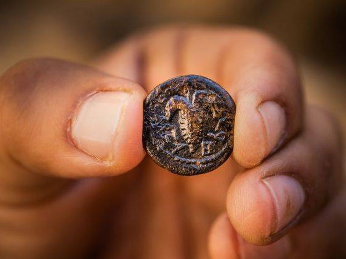 Foto: La moneda de bronce tiene las palabras "Año dos de la libertad de Israel". (Archivo de la Ciudad de David) 
