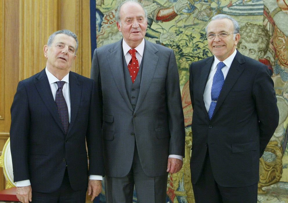 Foto: Javier Godó, Don Juan Carlos e Isidro Fainé, en una fotografía de 2011. (Efe)