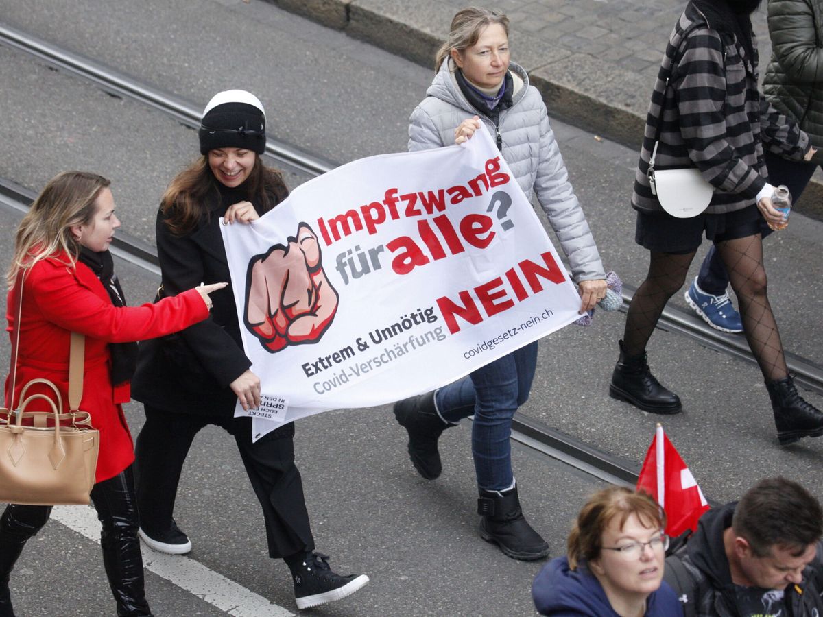Foto: Una manifestación contra las restricciones por el covid-19 en Zúrich, Suiza. (Reuters/Wlegmann)