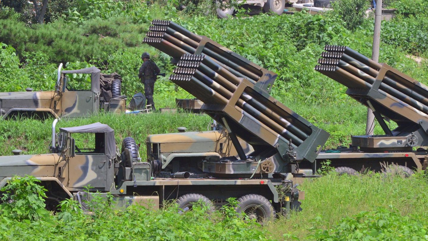 Sistemas de lanzamiento múltiple de misiles surcoreanos cerca de la zona desmilitarizada, en agosto de 2015. (Reuters)