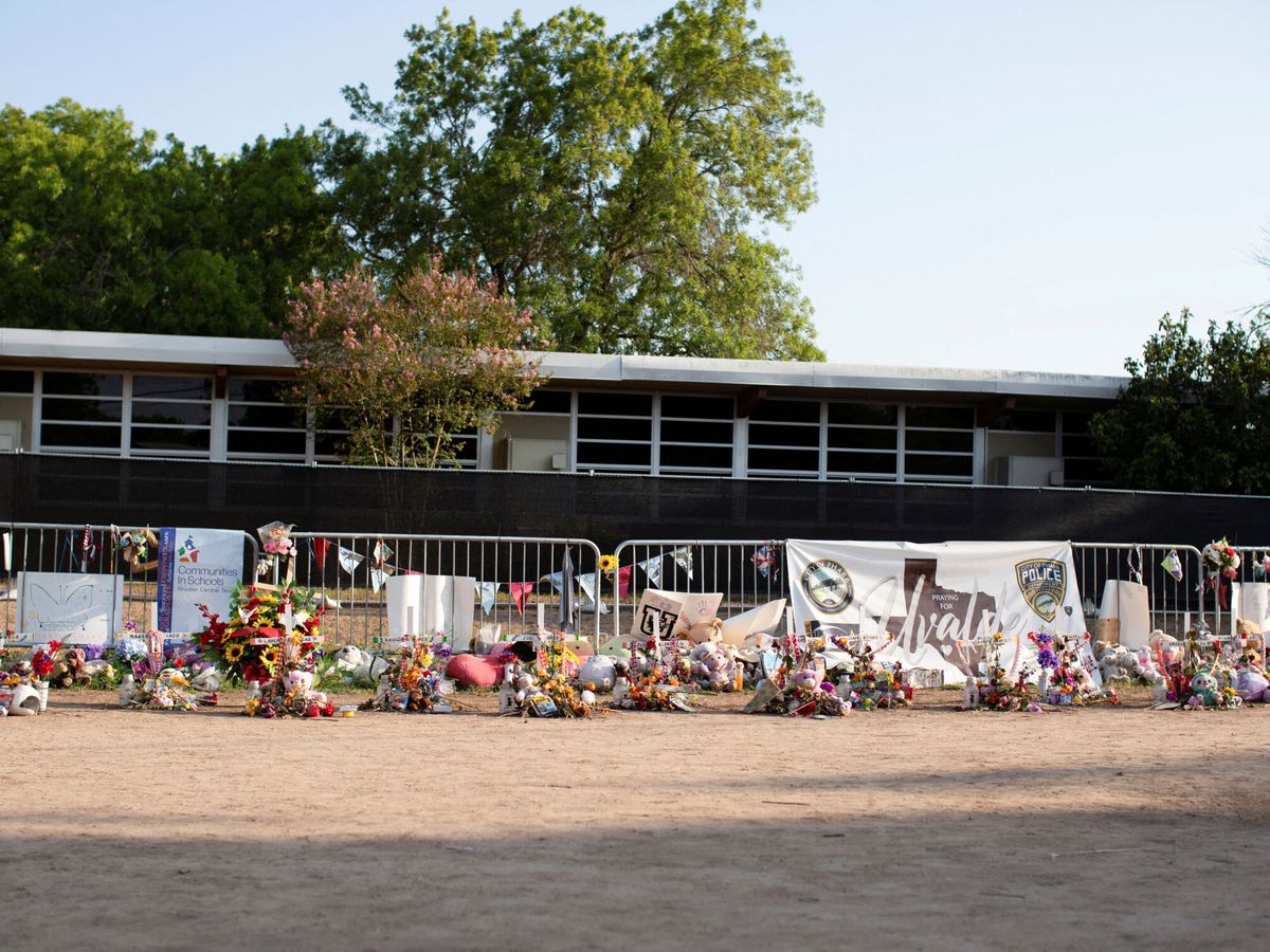 Foto: Memorial fuera de la Escuela Primaria Robb. /(Reuters/Kaylee Greenlee Beal)