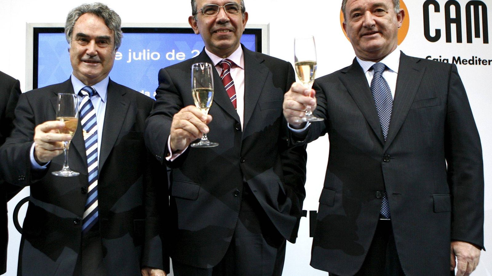 Foto: El director general de la CAM, Roberto López Abad (c) en la salida a bolsa de las cuotas en 2008 (EFE)