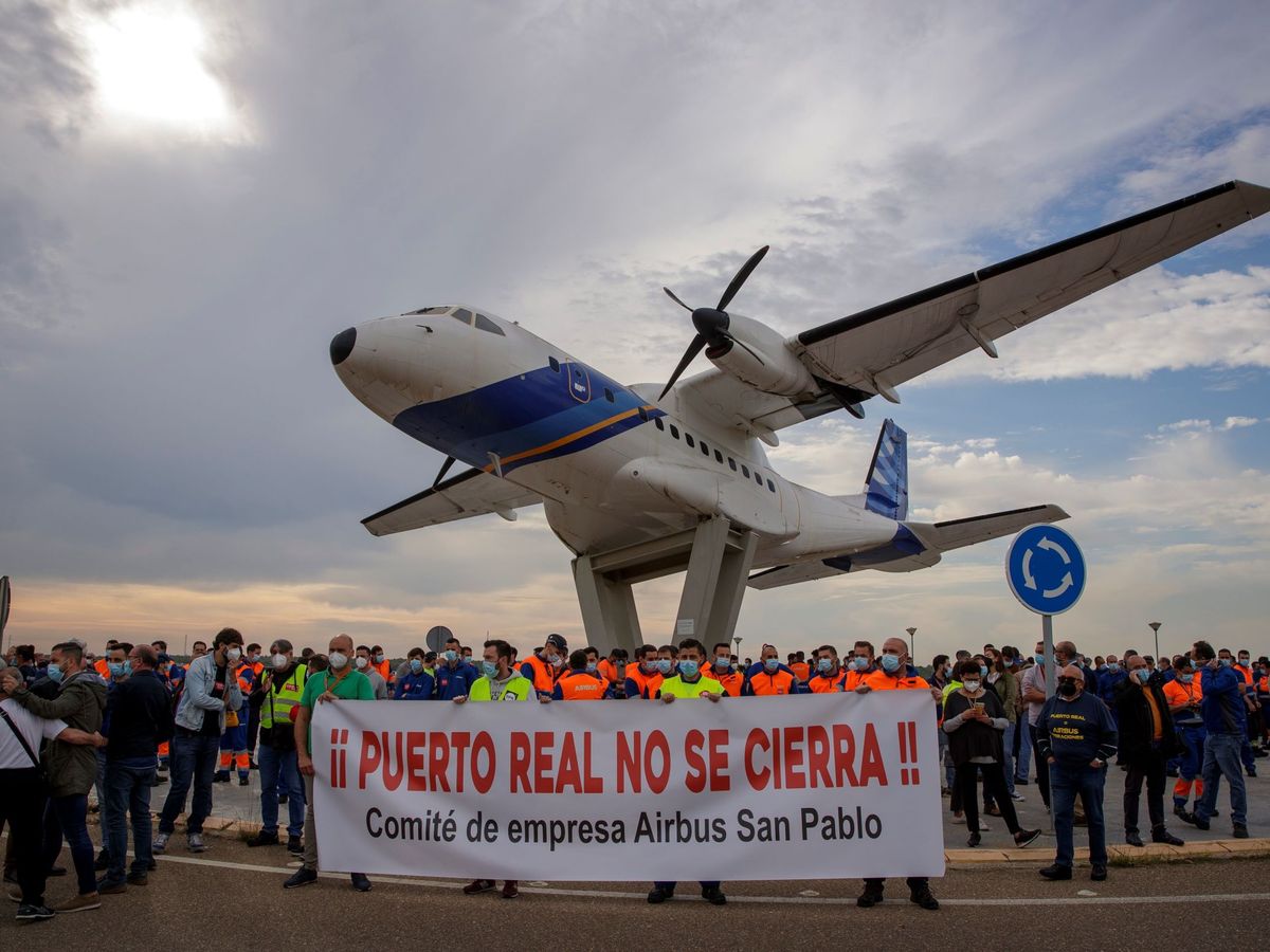 Foto: Trabajadores de Airbus protestan por el posible cierre de la planta de Puerto Real. (EFE)