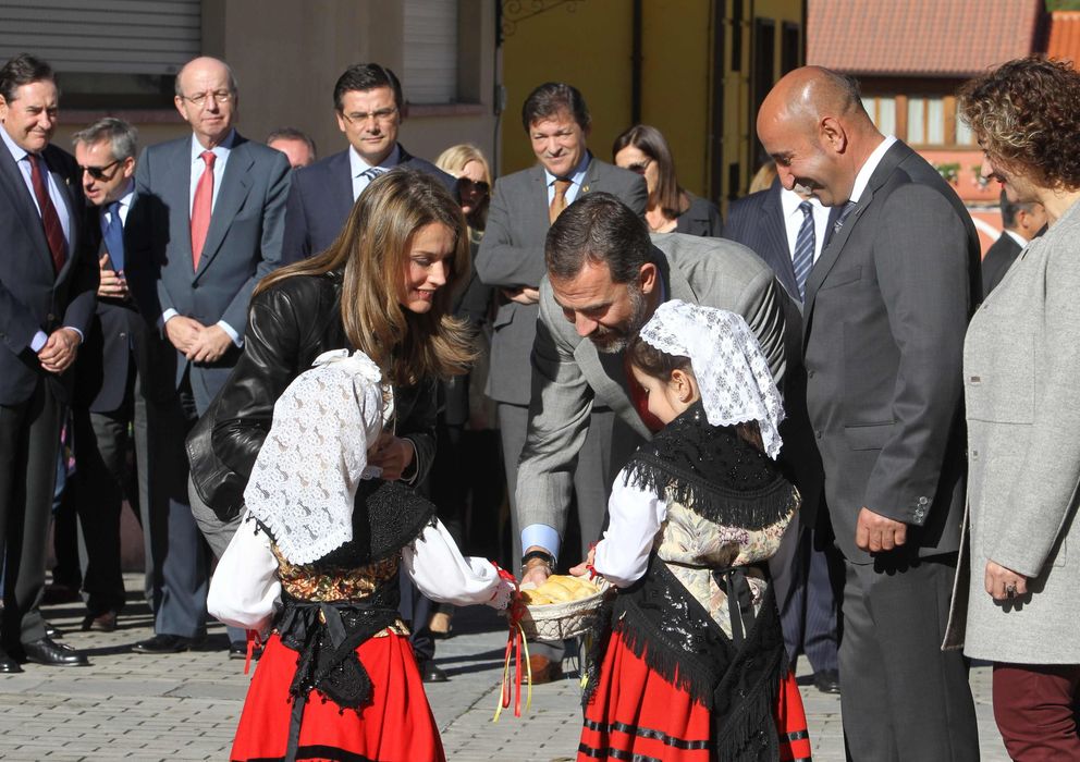 Foto: Los Príncipes de Asturias visitan comunidad vecinal de Teverga. (Efe)