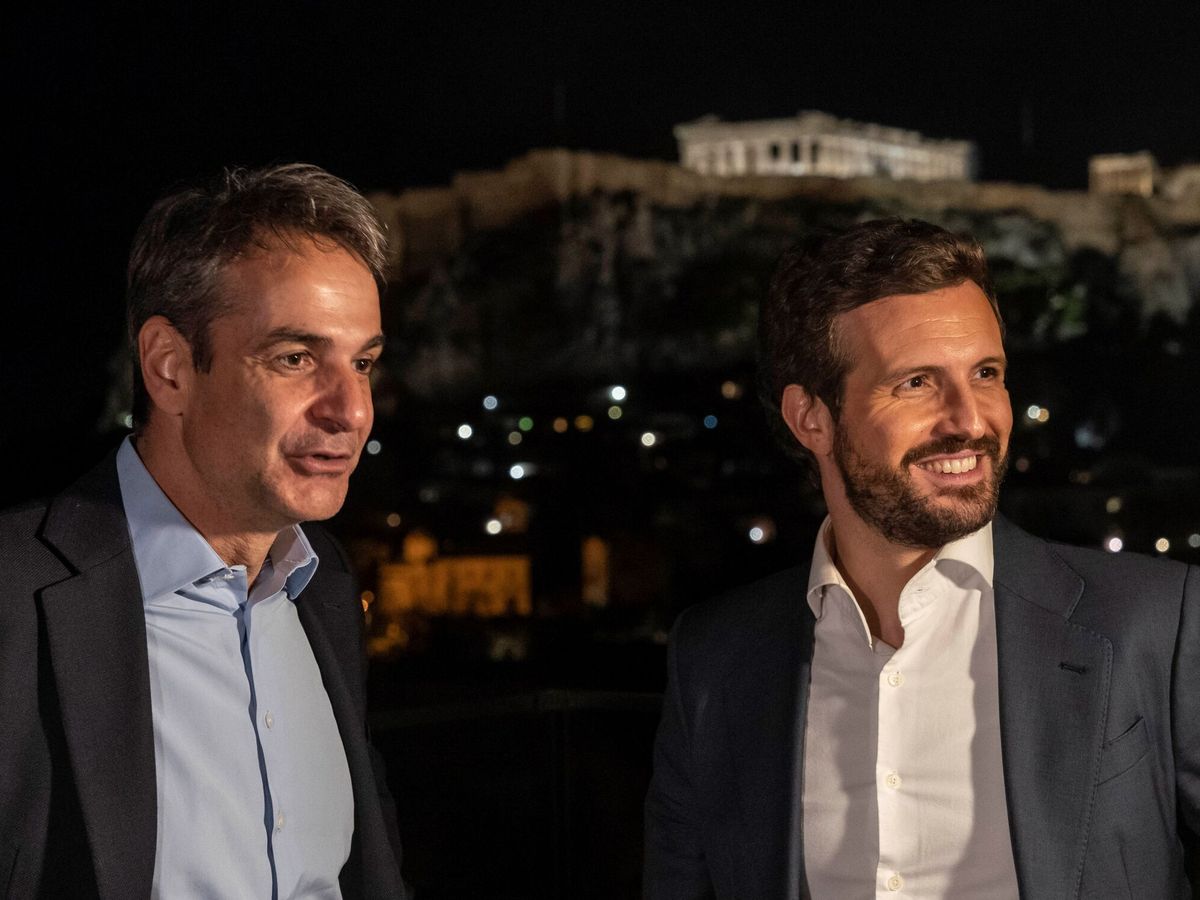 Foto:  El presidente del Partido Popular, Pablo Casado (d), junto al primer ministro heleno, Kyriakos Mitsotakis. (EFE)