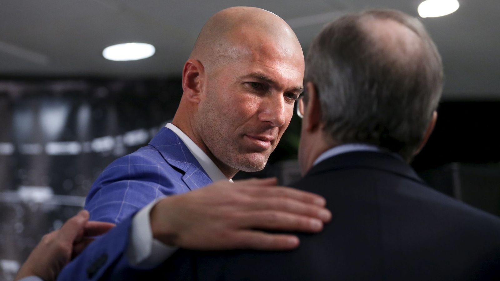 Foto: Zidane y Florentino Pérez, durante la presentación del francés como técnico del Real Madrid. (Reuters)