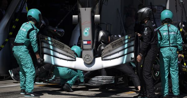 Foto: Los mecánicos de Mercedes cambiando el alerón delantero a Hamilton en Austria. (EFE)