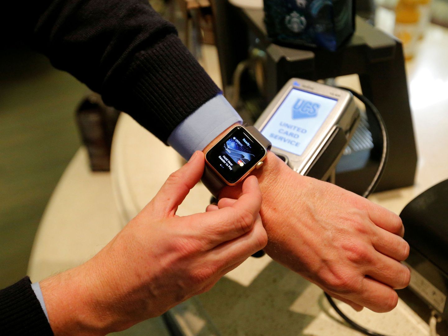 Un hombre paga en un comercio a través de su Apple Watch. (Reuters)