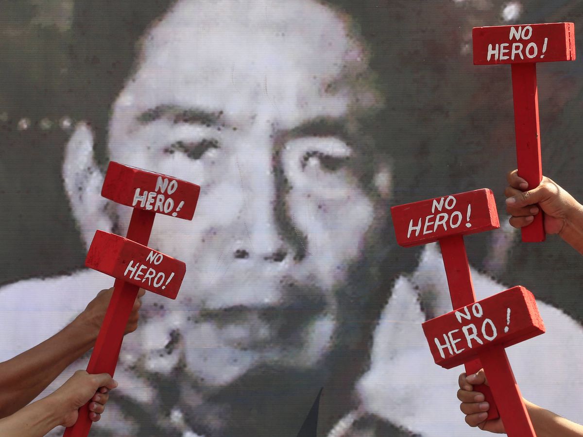 Foto: Protesta frente a un retrato de Ferdinand Marcos. (Reuters) 