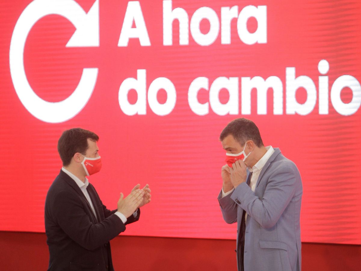 Foto: Pedro Sánchez con el candidato y líder del PSdeG, Gonzalo Caballero, este 4 de julio en A Coruña. (EFE)