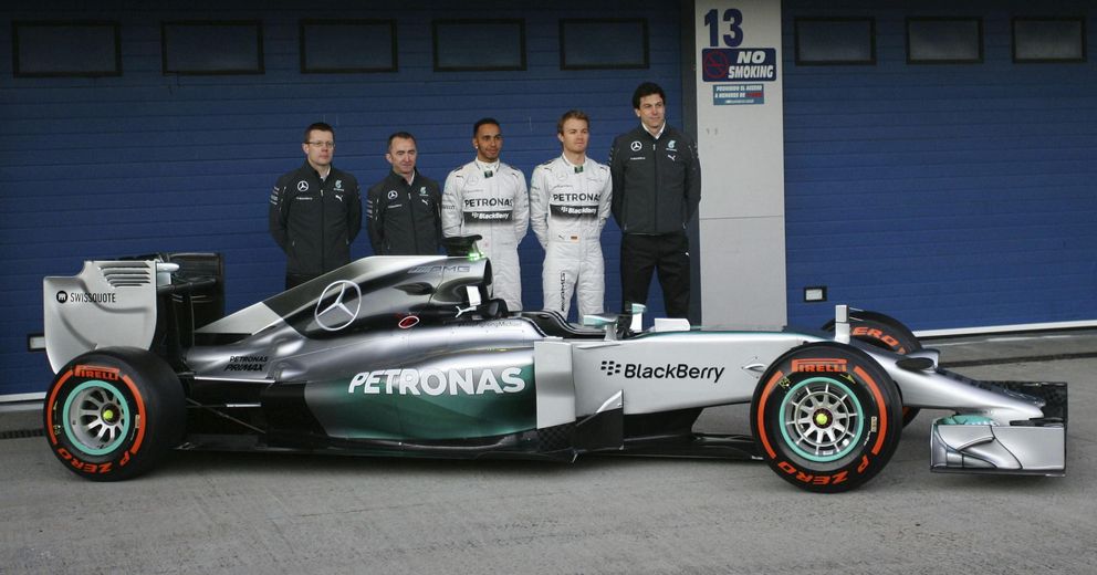 Mercedes presenta en Jerez el W05 con el que quiere recuperar el título. (EFE)